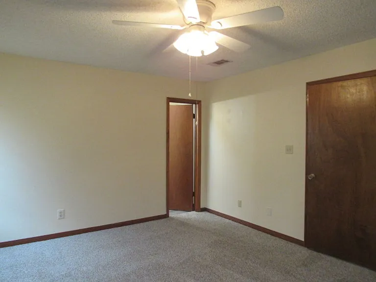 2025 Cambridge Cir — Photo 10