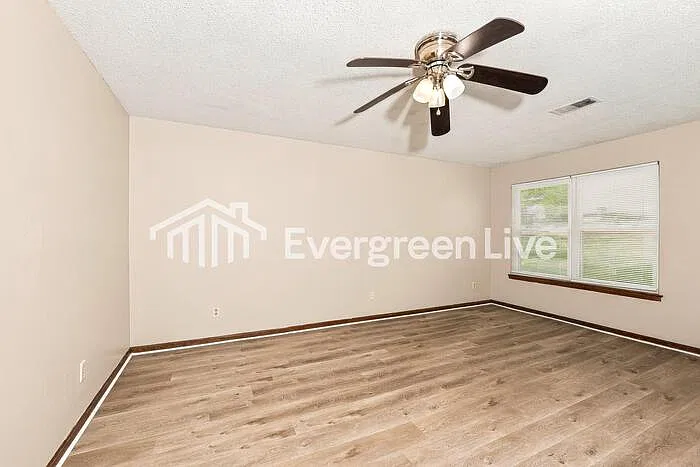 3 bed, 1.0 bath, 1156 sqft, $1,195 — Photo 3