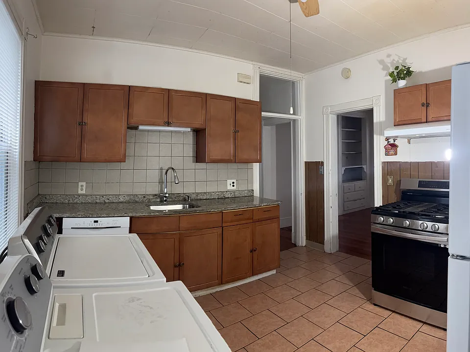 Kitchen and washer/dryer