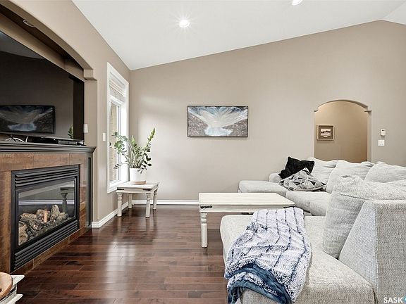 5th image of 4857 McCombie Crescent