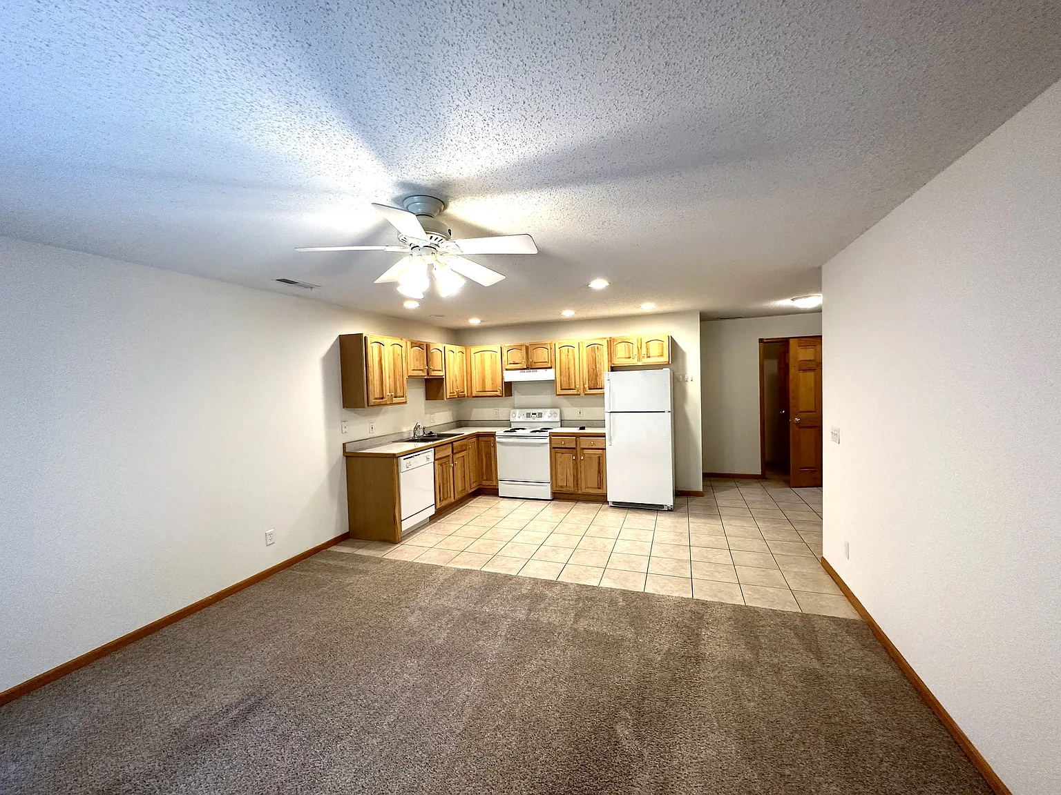 2 bed, 800 sqft, $1,300 — Photo 3