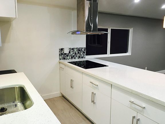 5th image of 848 W Hillsdale Blvd