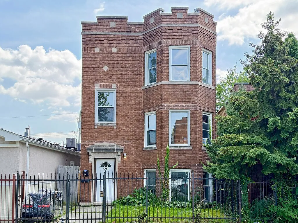 Attractive 2 Bed, 1 Bath at Haddon + Kildare (Humboldt Park) — Photo 1