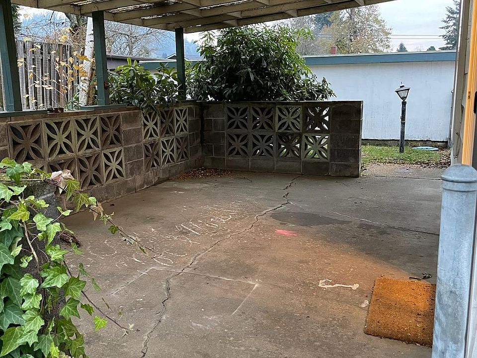2nd image of 230 SE Linden Ct