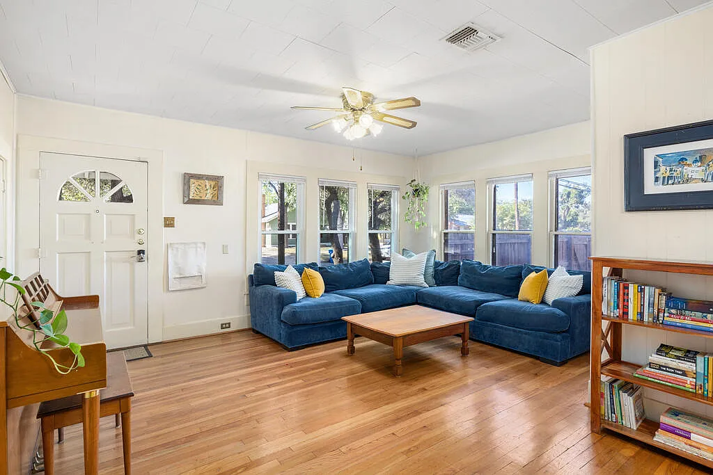 3 bed, 1.0 bath, 1200 sqft, $2,200 — Photo 4