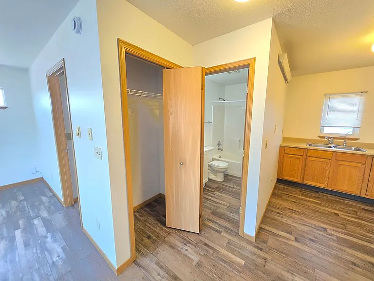 421 S Williams Ave — Photo 2