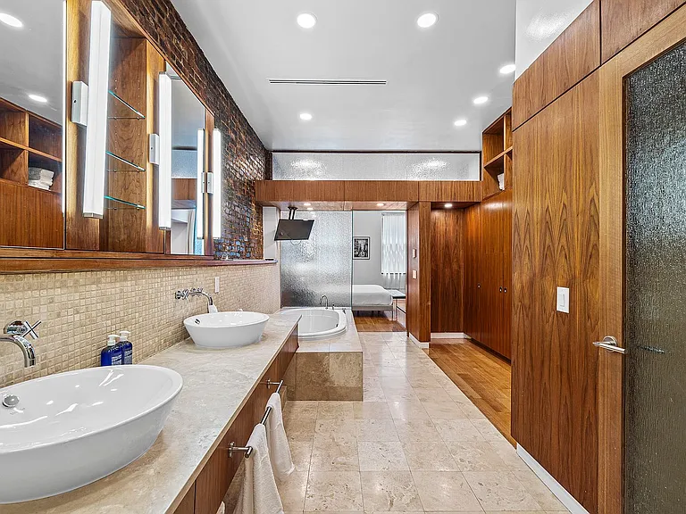 10 E 14th St #6 — Photo 38
