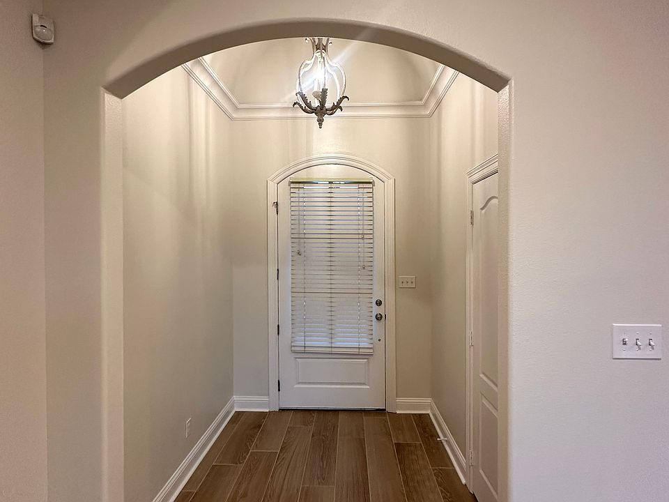 1st image of 208 Roanoke Cir