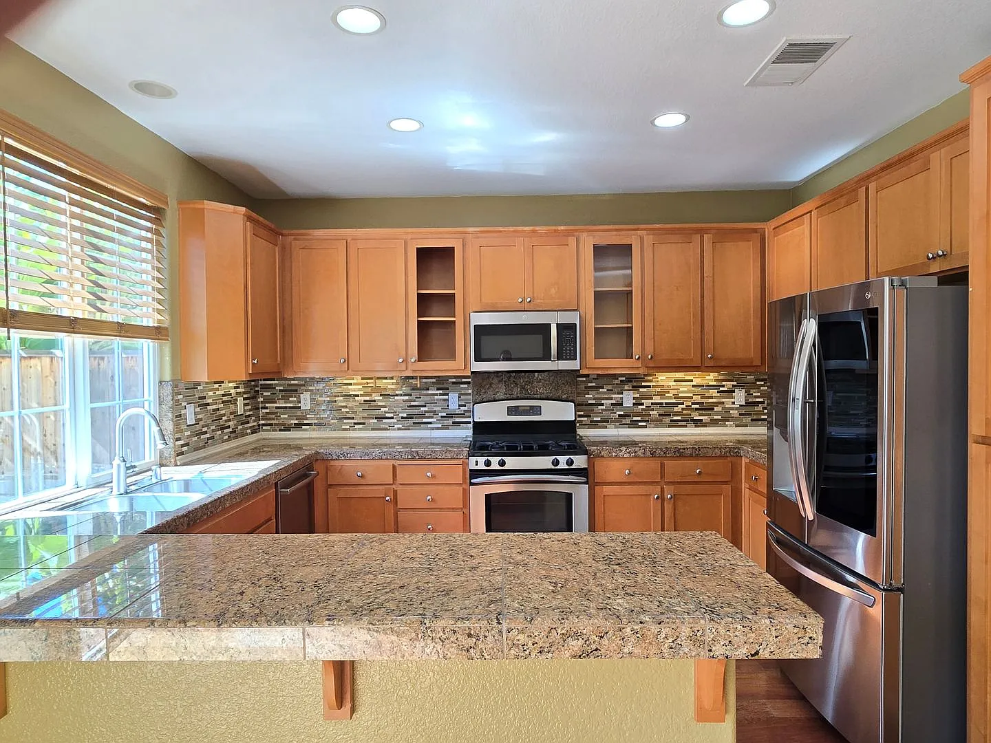 Spacious Evergreen Single Family Home, Corner Lot, Elegant Inside, Fresh Paint, Nice Backyard, De... — Photo 3
