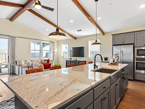 Spacious island in kitchen