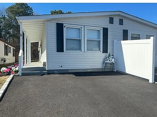 65A Village Cir #W, Manorville, NY 11949