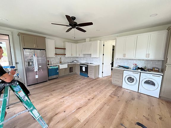 4th image of 137 E Ann St
