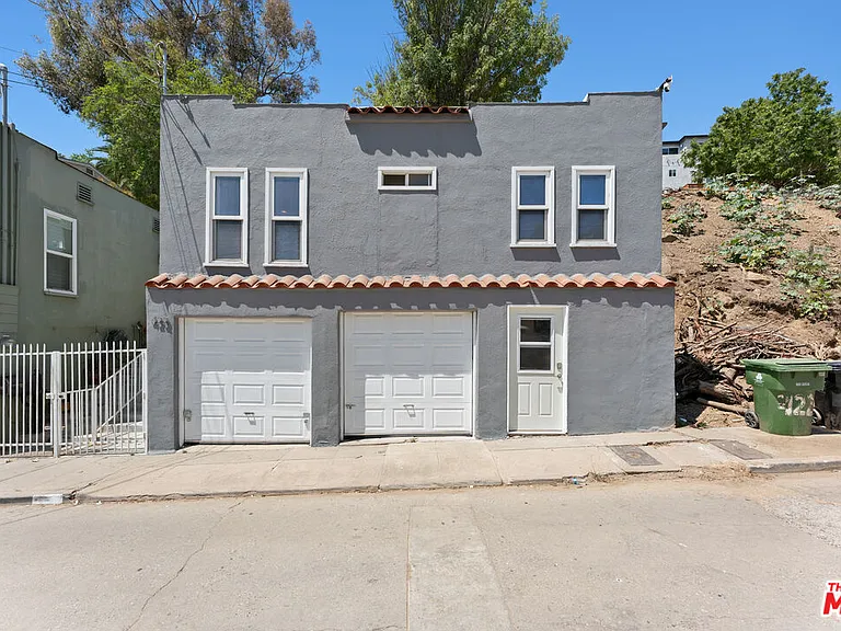 422 James St — Photo 2