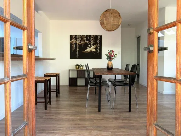 6025 Graciosa Dr, Los Angeles, CA 90068