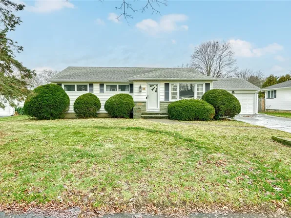 38 Stanridge Ct, Rochester, NY 14617