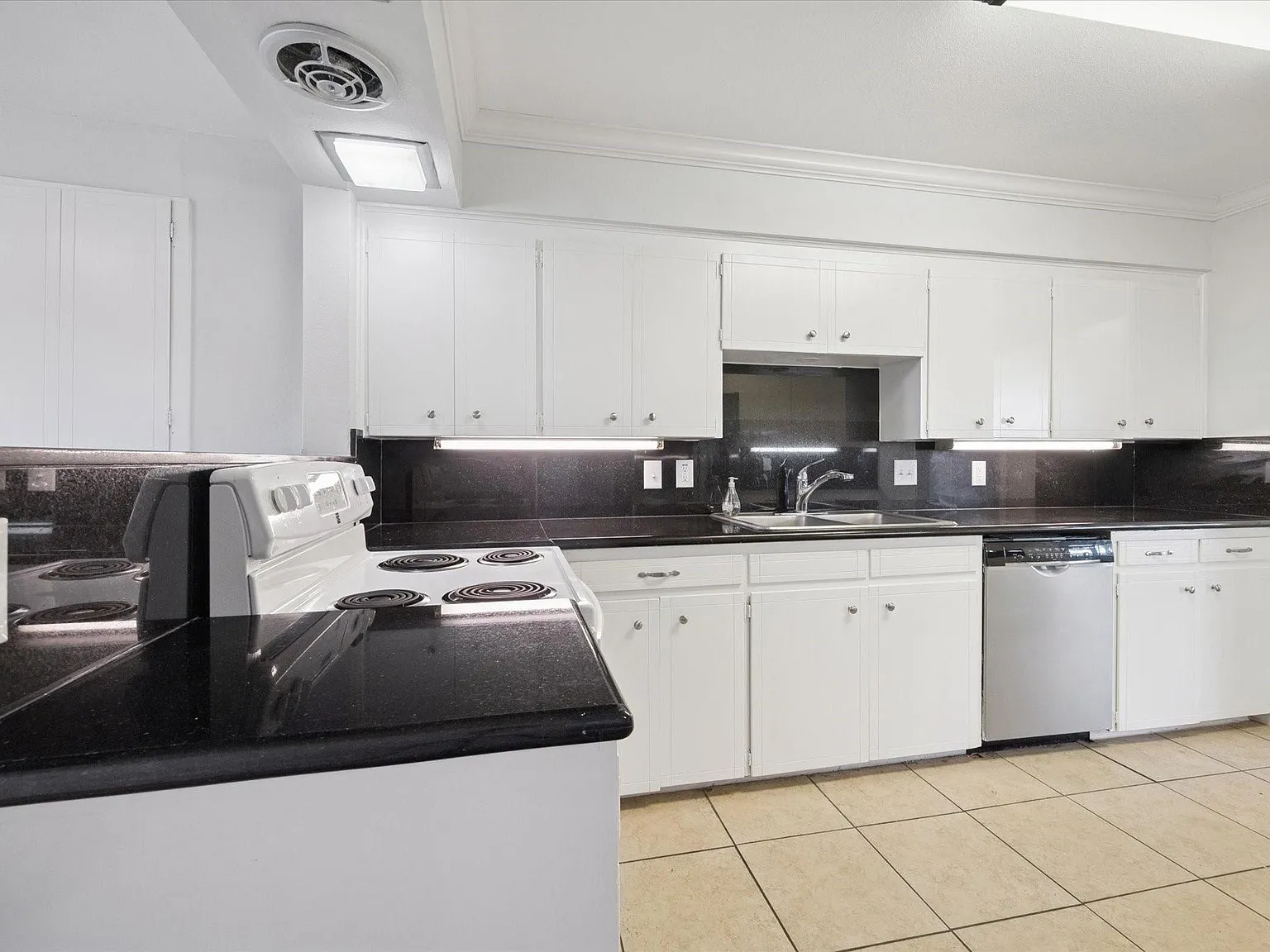 3 bed, 1.0 bath, 1706 sqft, $2,450 — Photo 4