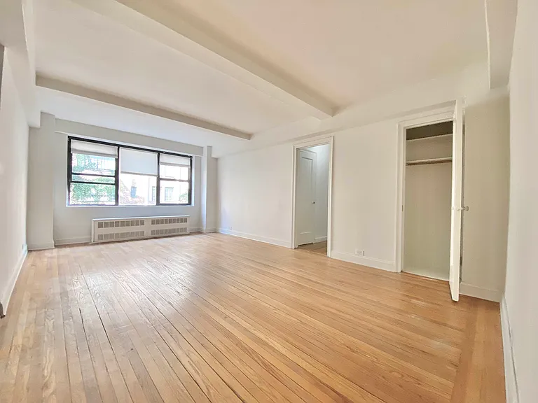 328 E 43rd St #501 — Photo 2
