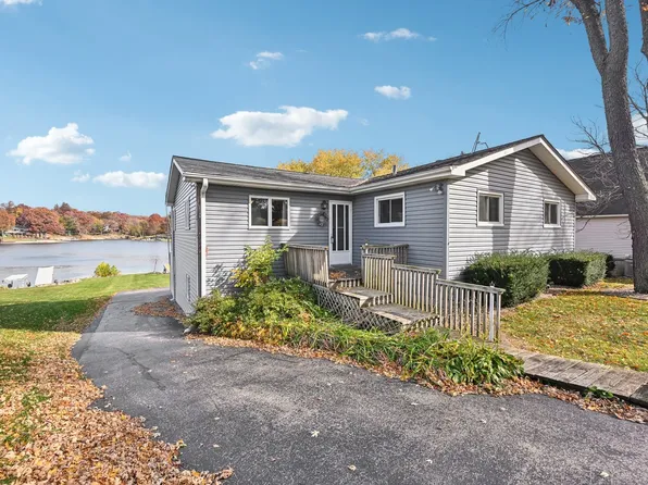 7 Holiday Dr, Somonauk, IL 60552