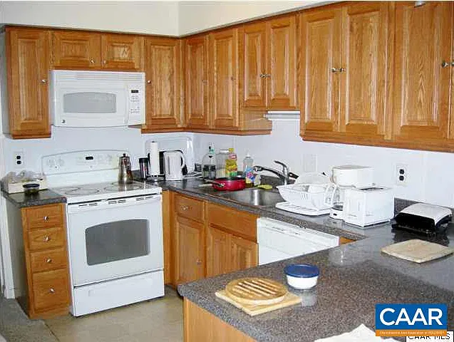 3 bed, 2.0 bath, 916 sqft, $2,800 — Photo 2