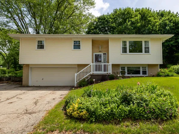 1876 Carter Ct, Dubuque, IA 52001