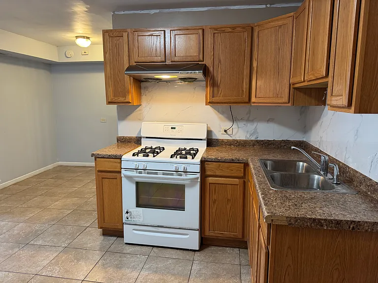 2616 S Hillock Ave #BASEMENT — Photo 10