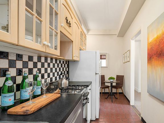 4th image of 153 E 72nd St #9D