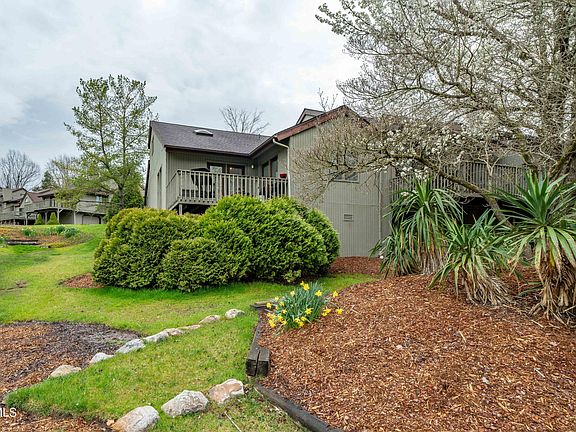 3rd image of 218 Willowbend Ln