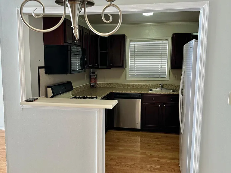 1803 Augusta Dr — Photo 7