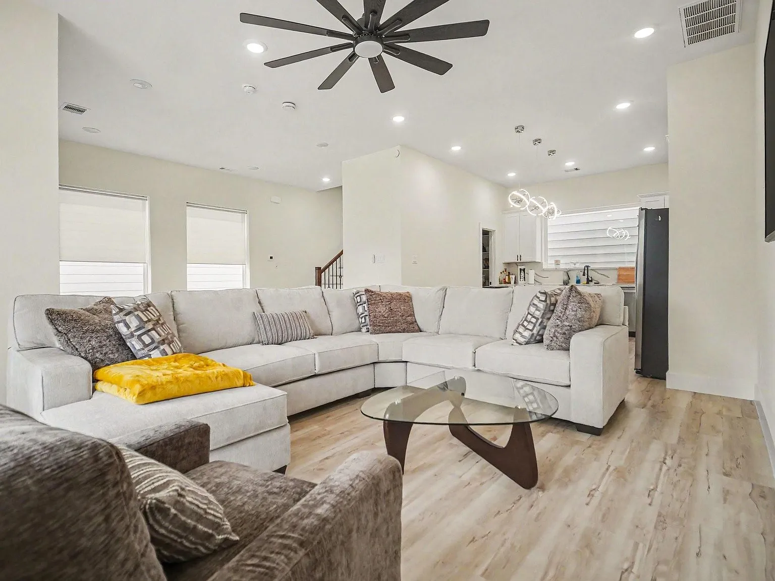 3 bed, 3.5 bath, 1874 sqft, $2,800 — Photo 2