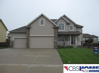 2250 Crystal Creek Dr, Papillion, NE 68046