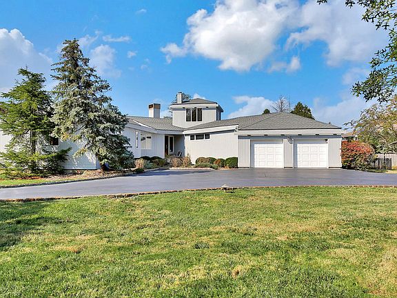 3rd image of 7 Oyster Bay Dr