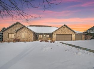 5801 S Grand Prairie Dr, Sioux Falls, SD 57108