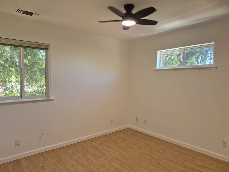 349 E Maryland Dr — Photo 12