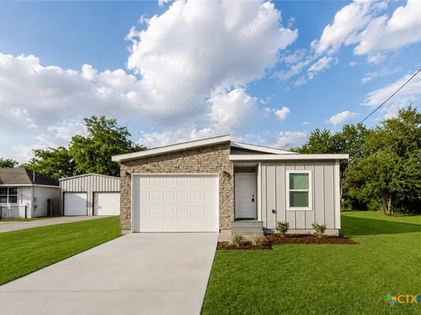404 Bridge St, Cuero, TX 77954