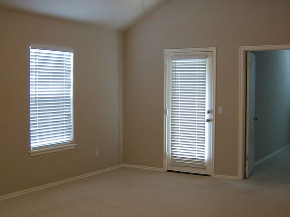 Living room (10'ceiling)