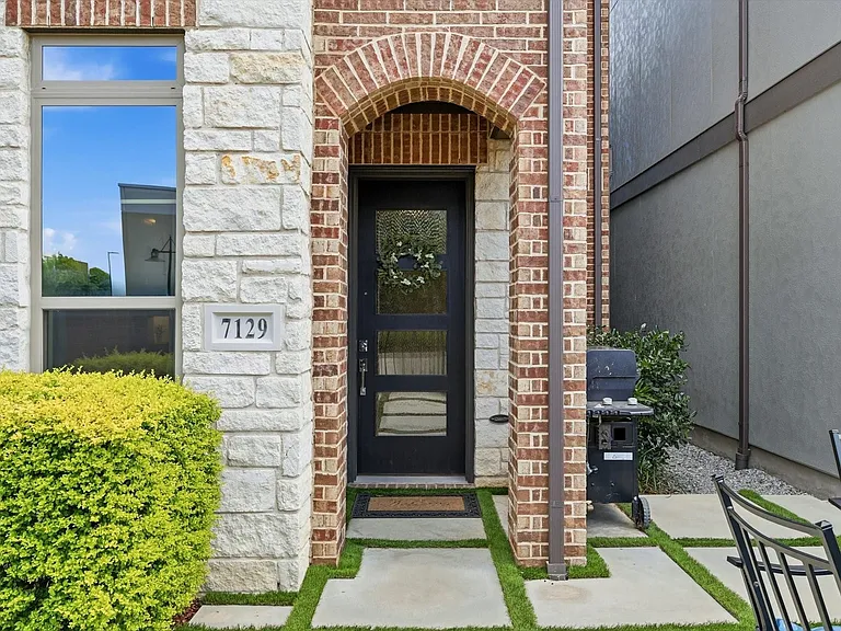 7129 Laurel Rdg — Photo 3