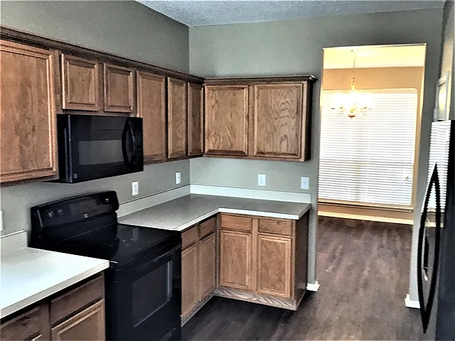 304 Double Oak Ln — Photo 3