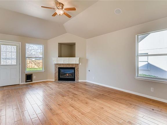 3rd image of 815 Lantana Ln
