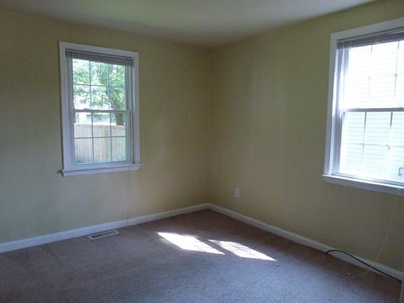 5th image of 3016 Peronne Ave