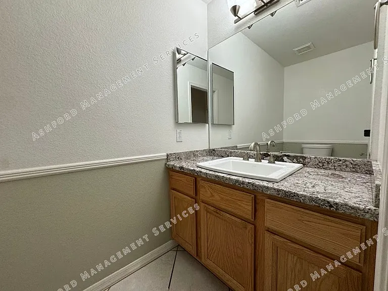 1510 E Charleston Ave — Photo 10