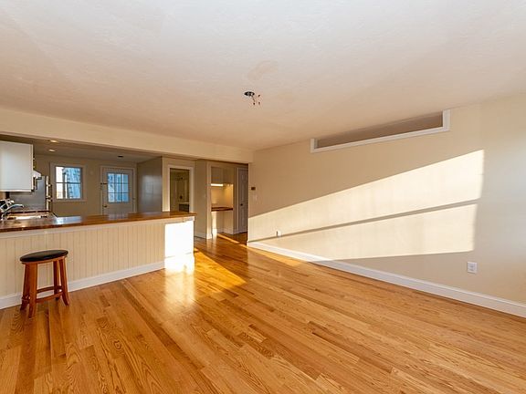 3rd image of 36 Sandwich St Floor 2