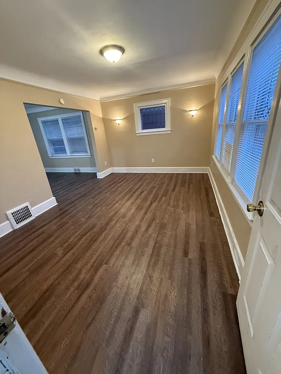 Front Living room - 1-23 W Glenwood St