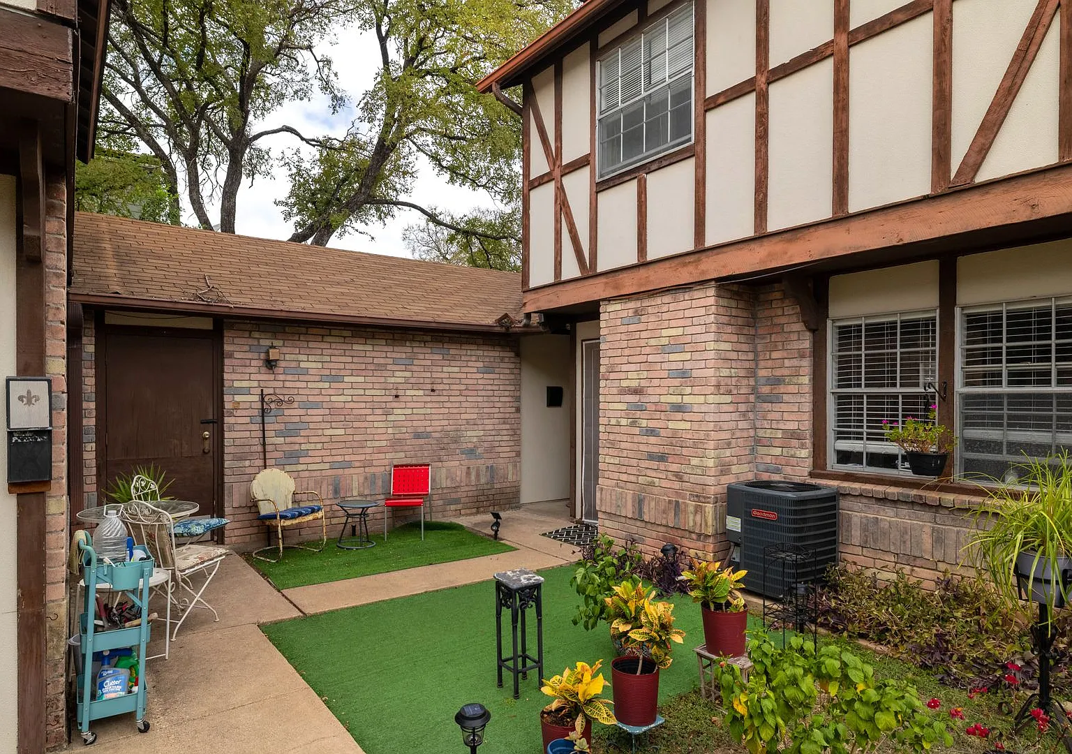 Available: 1 BD / 1 BA Northwest Hills Townhome — Photo 2