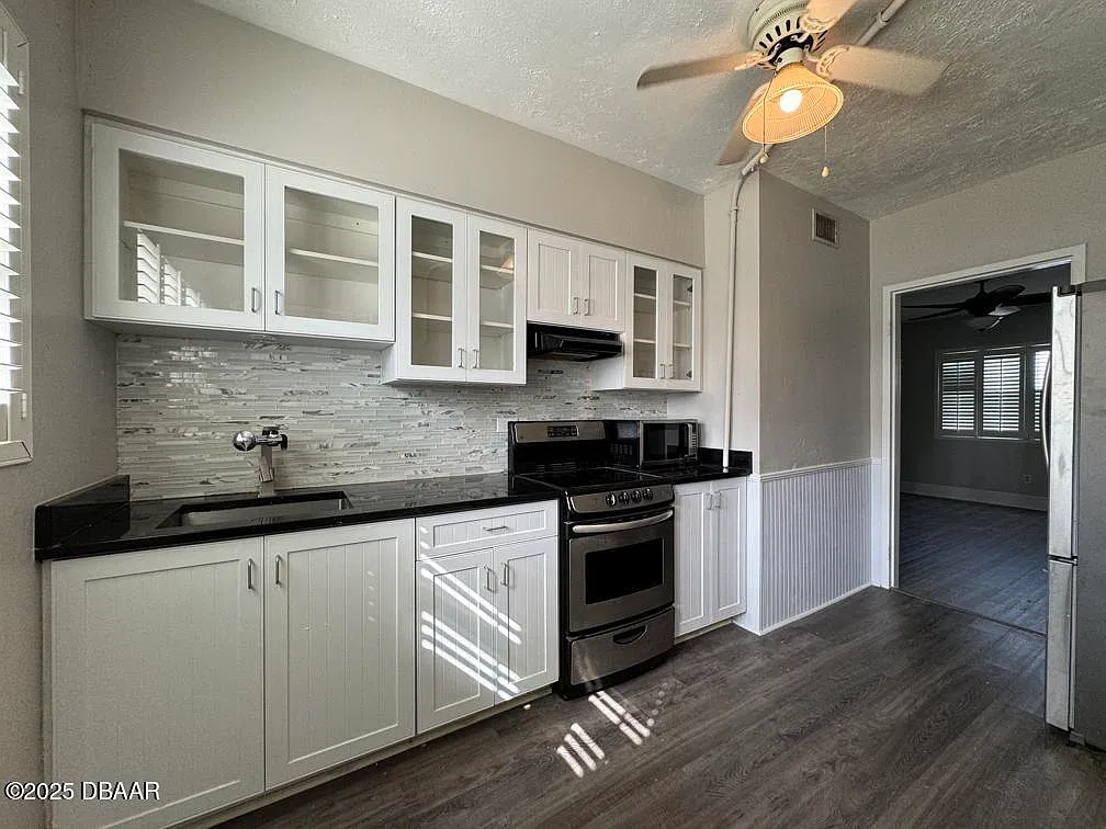 500 S Beach St — Photo 2