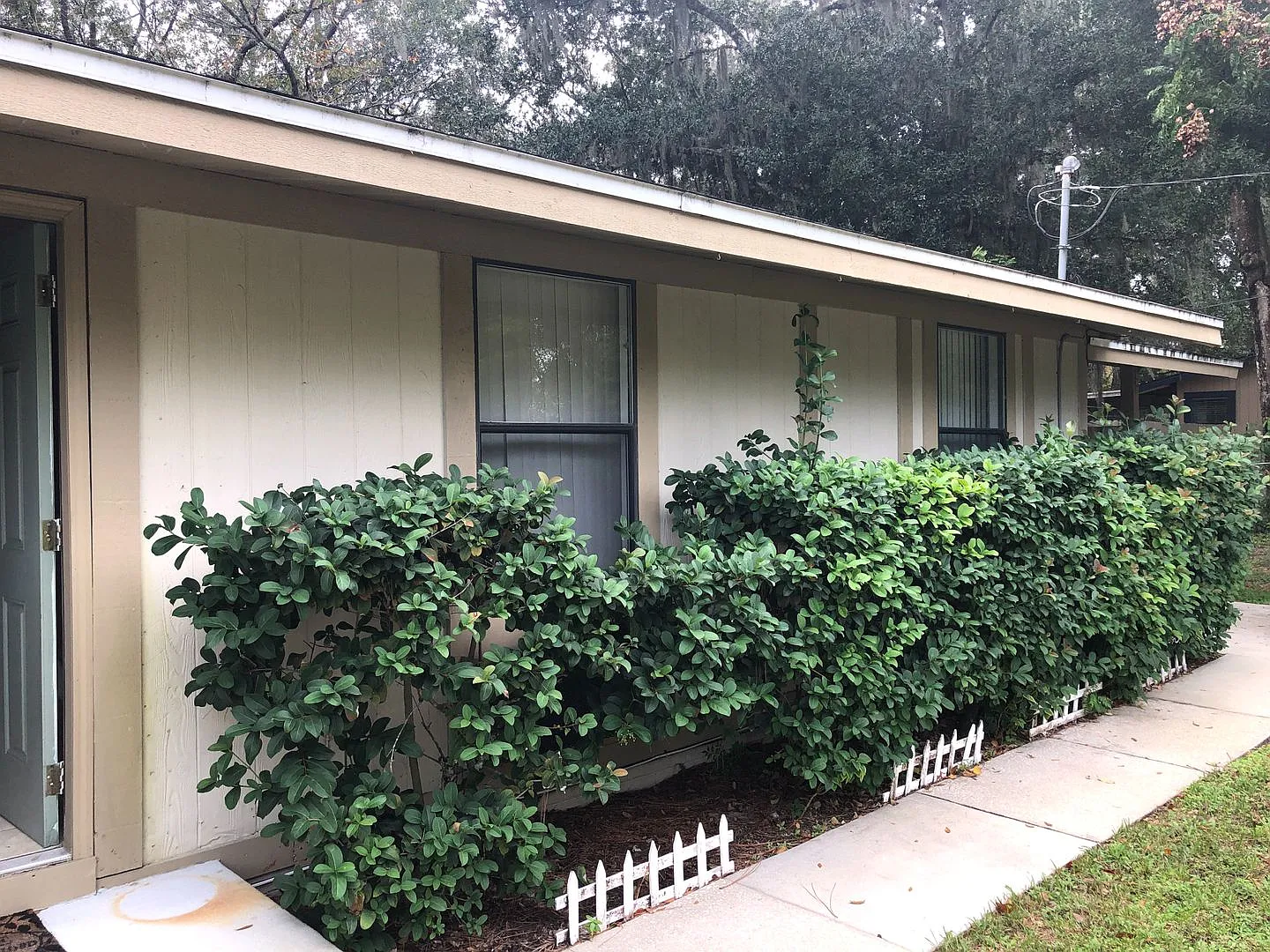 Move In Now!! New Vinyl Plank Flooring In Bedrooms- Cozy 2 Bedrooms 1 Bathroom Home On Spacious F... — Photo 2