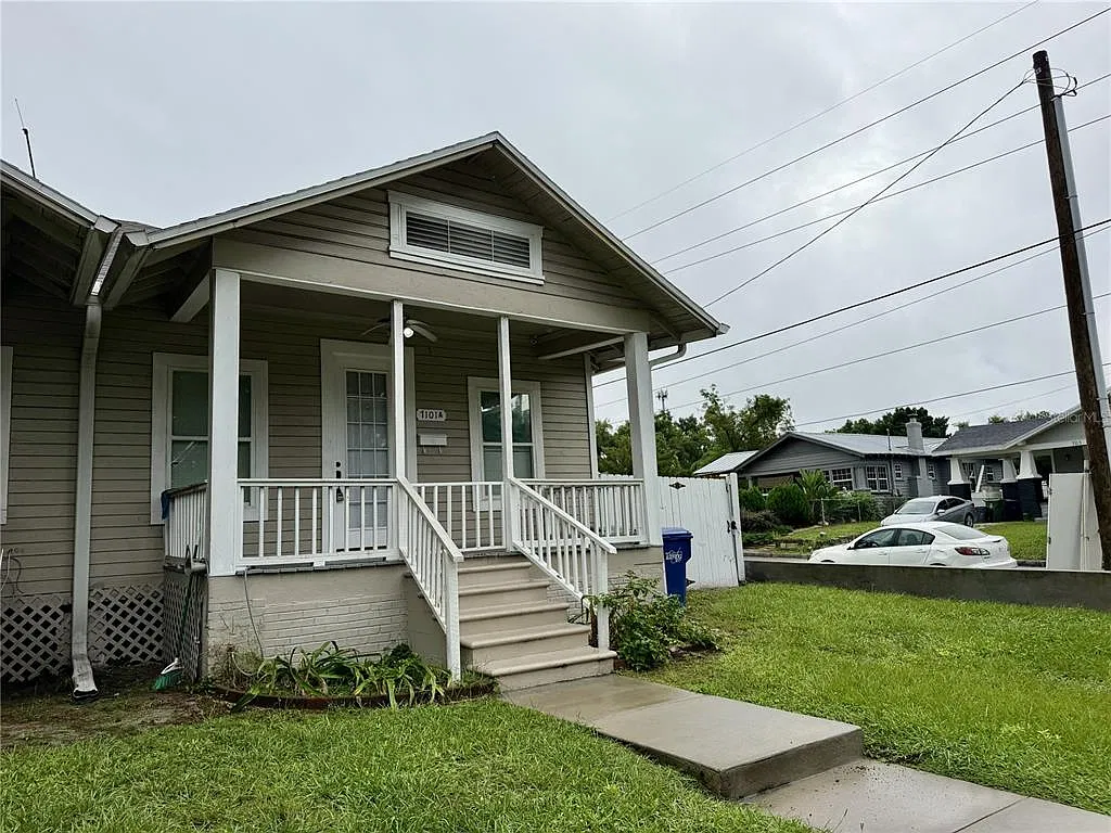 3 bed, 1.0 bath, 836 sqft, $2,200 — Photo 2