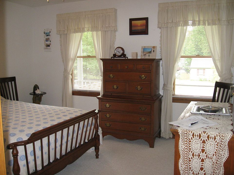 Large Master Bedroom with Double Door Closet 