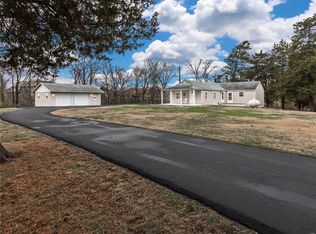 5743 Clubhouse Ln, Millstadt, IL 62260