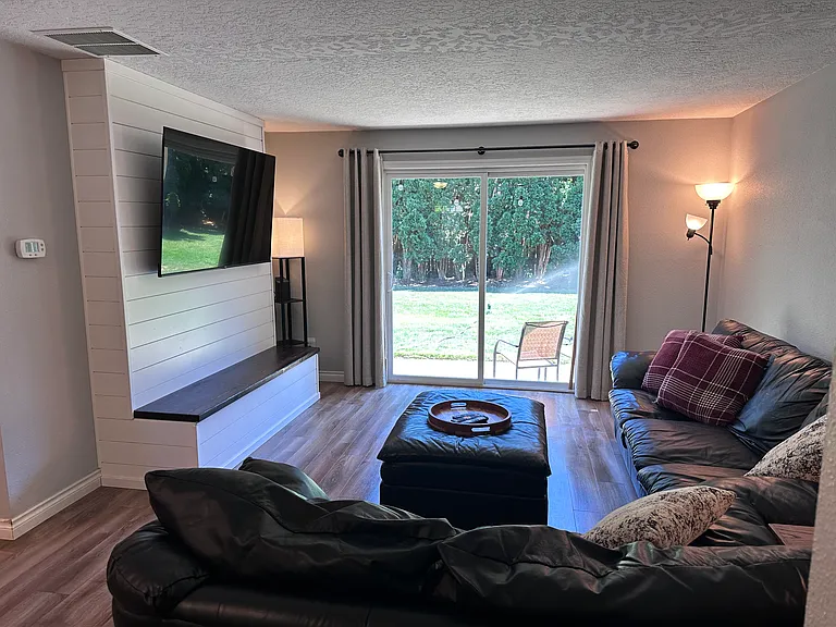 712 SW Cypress St — Photo 3