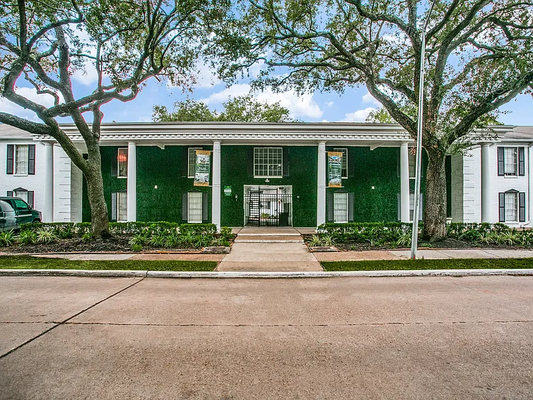 Bellaire Oaks Apartments — Photo 52